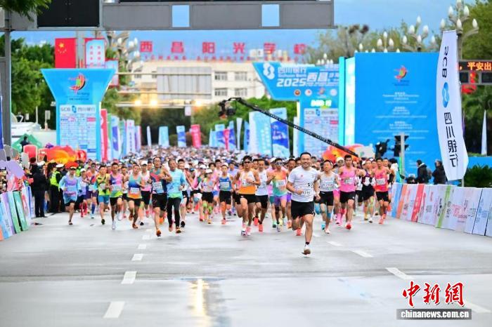 2025西昌邛海湿地马拉松开跑：高原湿地风光与人